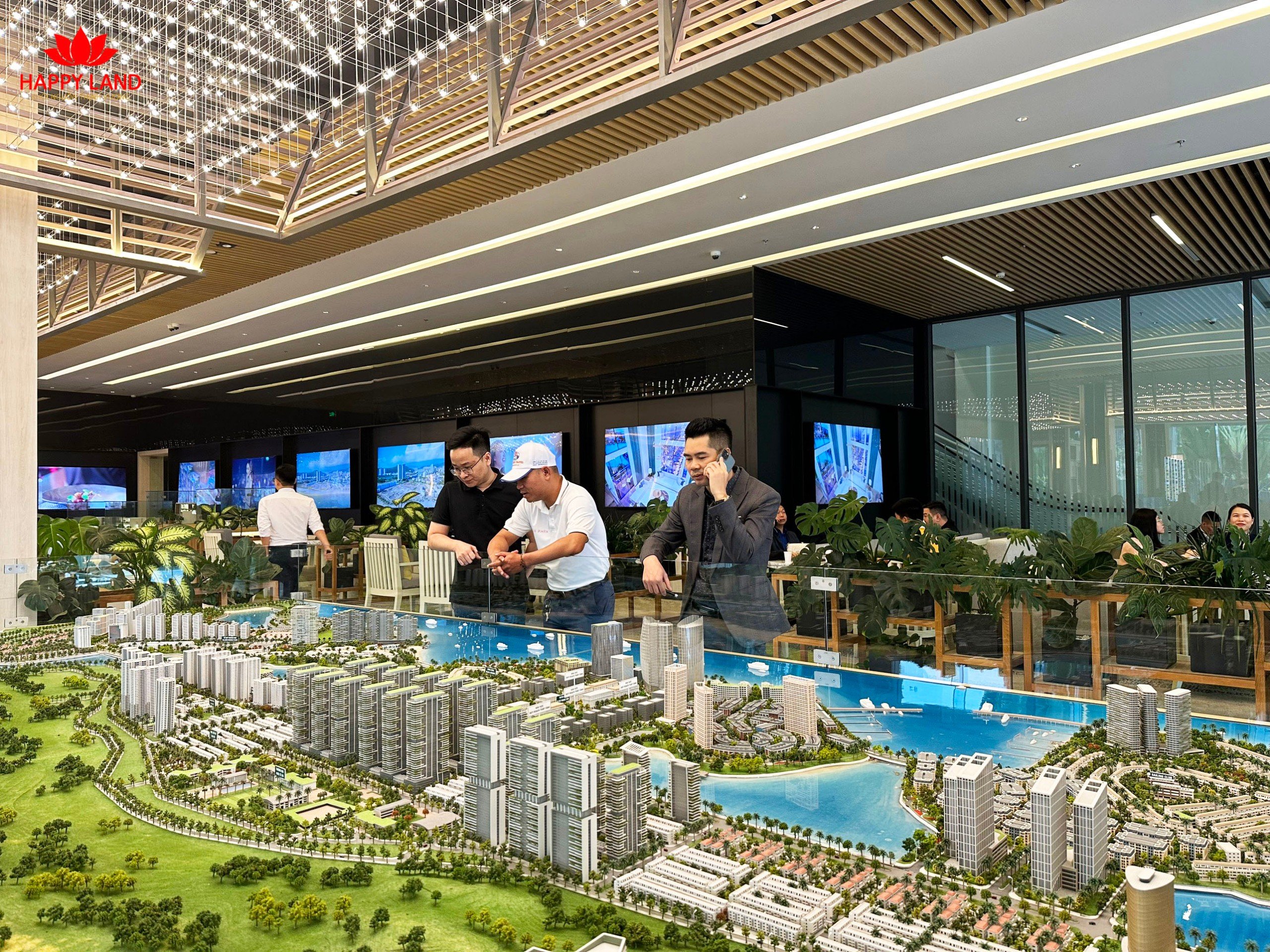 Khách hàng tham quan Sa Bàn dự án Grand Bay Hạ Long