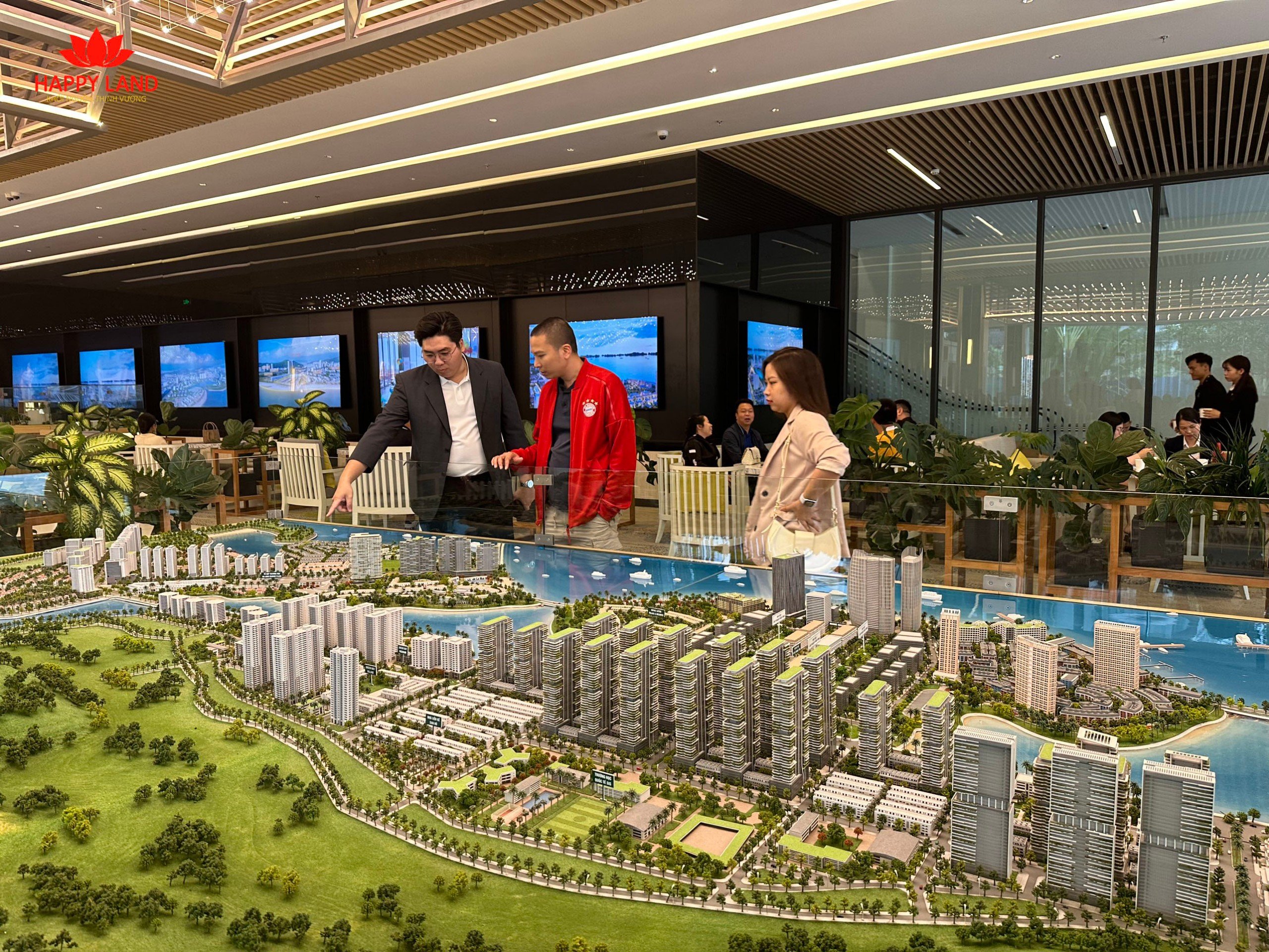 Khách hàng tham quan Sa Bàn dự án Grand Bay Hạ Long