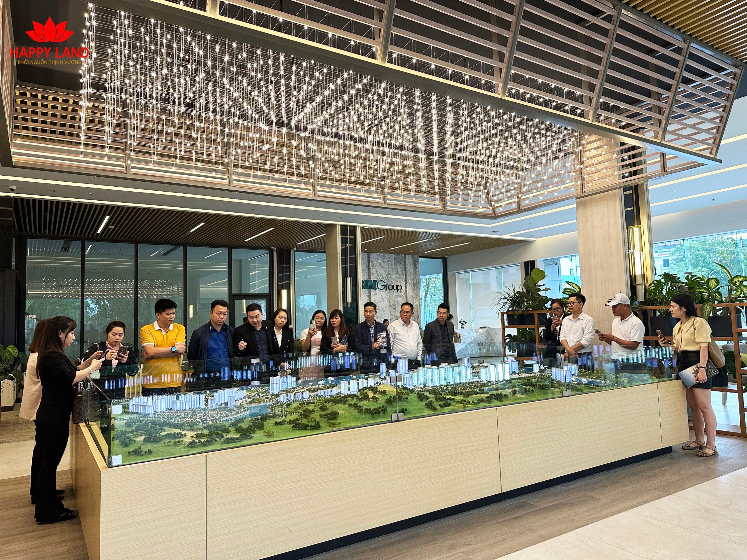 Khách hàng tham quan Sa Bàn dự án Grand Bay Hạ Long