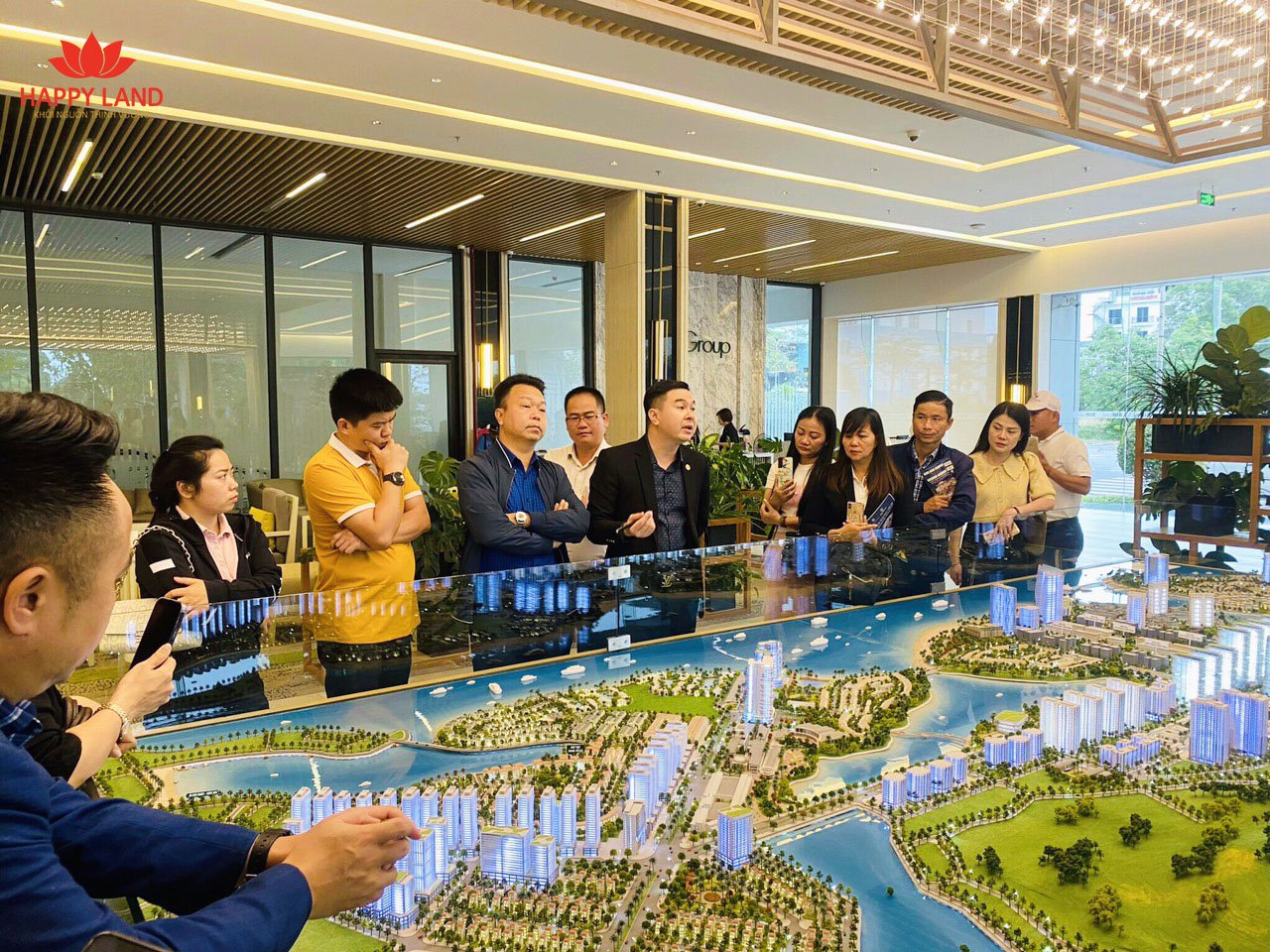 Khách hàng tham quan Sa Bàn dự án Grand Bay Hạ Long