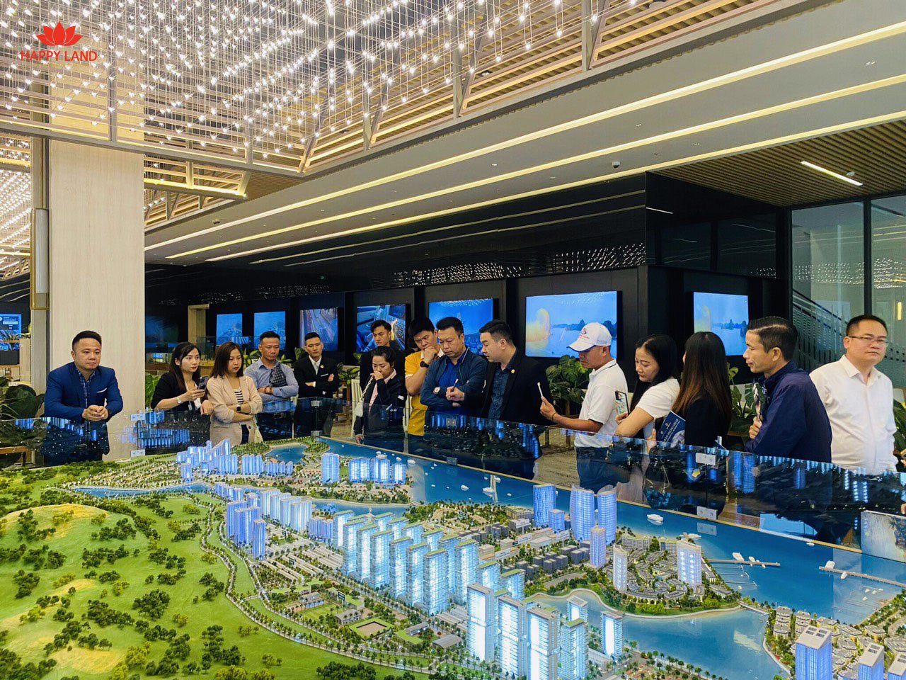 Khách hàng tham quan Sa Bàn dự án Grand Bay Hạ Long